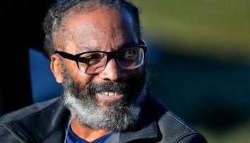 Vo väzení strávil 43 rokov za vraždy, ktoré nespáchal. Vypočujte si jeho prvé slová na slobode