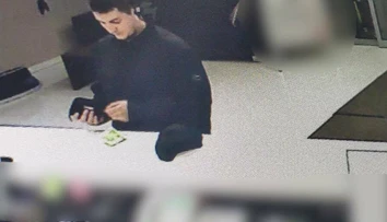 Nové fotky mladíka, ktorý dobodal ženu. Môže mať psychické problémy a konať nevyspytateľne