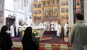 Nedeľné omše budú opäť pre katolíkov povinné