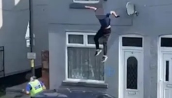 VIDEO: Útek mu nevyšiel. Podozrivý sa chcel pred policajtmi ukryť na streche, následne z nej spadol