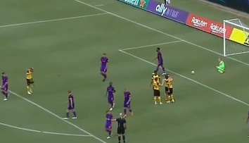 Najprv zlý odkop, potom to, čo mu je "vlastné". Karius neprestáva udivovať futbalový svet