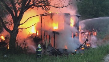 Obrovské plamene zničili "nechcenú" chatrč na Považí. Bola útočiskom pre bezdomovcov