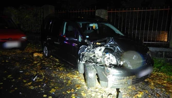 Opitý mladík v Kremnici nabúral do zaparkovaného auta