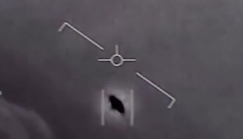 VIDEO: Nové zábery UFO? Nad americkou základňou mal prelietať záhadný objekt meniaci farbu