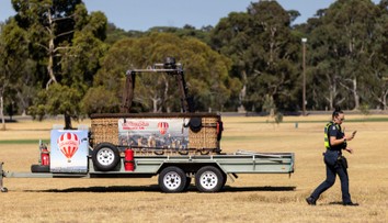Muž vypadol z teplovzdušného balóna počas letu nad Melbourne. Jeho bezvládne telo našli v obytnej oblasti