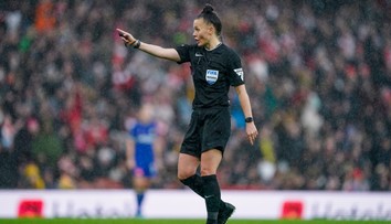 Ako prvá v histórii. Zápas Premier League povedie rozhodkyňa