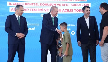 VIDEO: Výchovná facka v priamom prenose. Erdogan potrestal chlapca, ktorý sa zdráhal pobozkať mu ruku