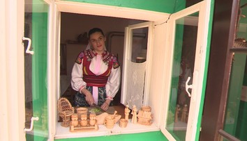 Mladá Lúčničanka si zamilovala 80-ročnú drevenicu. Žije to, čo spieva v ľudových piesňach