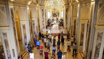 Aj opatrenie v kostoloch sa zmierňujú, rúška zostávajú naďalej povinné