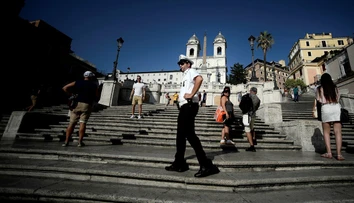 Nové pravidlo pre turistov v Ríme: Za sedenie na vyhľadávanom mieste je mastná pokuta