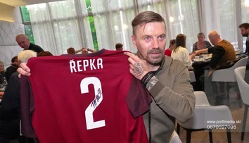 Česká legenda Tomáš Řepka stále aktívne hrá. Dokončuje si trénerskú licenciu a užíva si iné športy