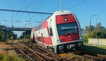 Medzi Šuranmi a Podhájskou sa vykoľajil osobný vlak, našťastie v nízkej rýchlosti
