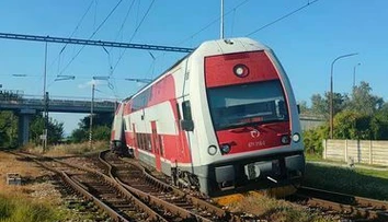 Medzi Šuranmi a Podhájskou sa vykoľajil osobný vlak, našťastie v nízkej rýchlosti