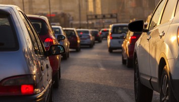 Cestovanie na sviatky sa už začalo. V okolí Bratislavy sa tvoria kolóny