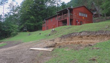 Vyťaté stromy či jama na bazén: Prevádzkovateľ chaty v najvyššom ochrannom pásme si vraj robí, čo chce