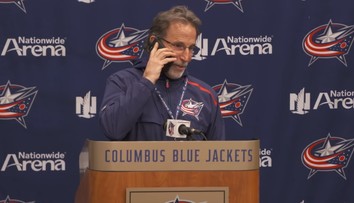 Kouč Columbusu baví svojou tlačovkou NHL. Zodvihol novinárov mobil a hovoril s jeho mamou