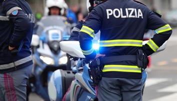 Matka mala vysadiť dcéru na diaľnici. Dôvodom boli jej výsledky v škole