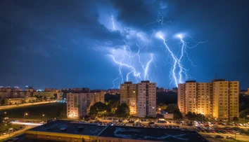 Búrky, krúpy, prívalové dažde. Podľa meteorológov si na extrémy počasia musíme postupne zvykať