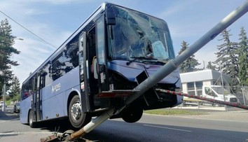 Kuriózna nehoda: Chceli odtiahnuť autobus, zničili s ním stĺp verejného osvetlenia