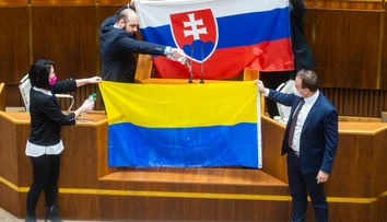 V NR SR sa strhla potýčka. Kotlebovec oblial vodou poslanca SaS, ďalší mu strhol respirátor