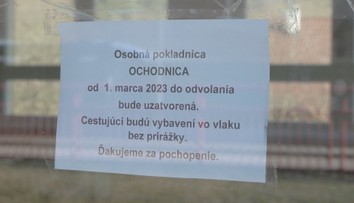 Cestujúci mrznú vonku a lístky si tam už nekúpia. Z Kysúc postupne miznú železničné zastávky