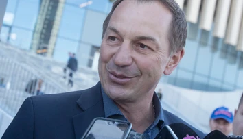 Hosťovská spálňa je voľná, odkázal Chárovi Bondra