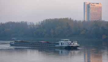 FOTO: Na Dunaji uviazla nákladná loď. Príčinou je nízka hladina rieky
