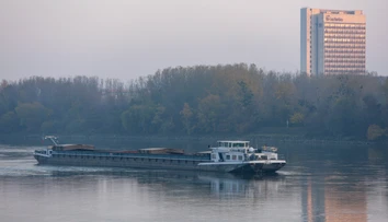 FOTO: Na Dunaji uviazla nákladná loď. Príčinou je nízka hladina rieky