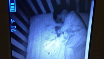 Matku vystrašil výjav v postieľke vedľa jej syna. Keď zistila, o čo ide, musela sa smiať