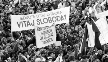 Vedia, že sa štrngalo kľúčmi, no netušia prečo. Mladí o revolúcii a totalite často veľa nevedia