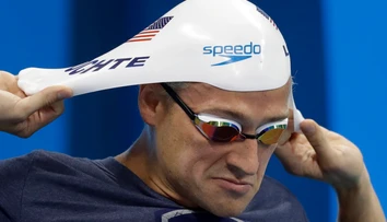 Amerického olympijského plavca vytiahli z taxíka a okradli o všetko