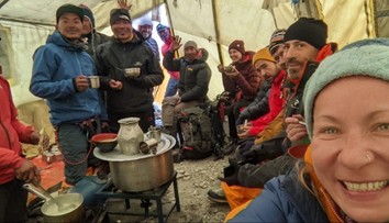 Na najvyššiu horu sveta vystúpila prvá Slovenka. Aby si zvykla na spanie v hluku, púšťala si v noci víchricu