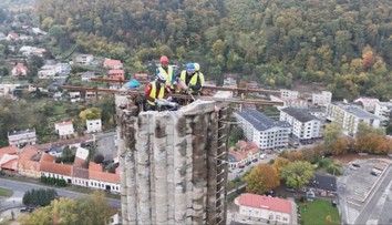 Roky slúžil kúpeľom. V Trenčianskych Tepliciach rukami rozoberajú 80 metrov vysoký komín