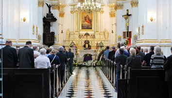 Kuriózny prípad z Poľska. Muž zomrel počas zádušnej omše, nikto nevie, o koho ide
