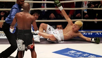 Mayweather zarobil milióny za necelé tri minúty: Súper sa rozplakal, jeho roh hodil uterák