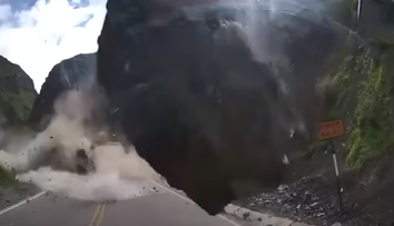 VIDEO: Rutinná jazda sa zmenila na boj o život. Kolónu áut v Peru zasypala skalná lavína