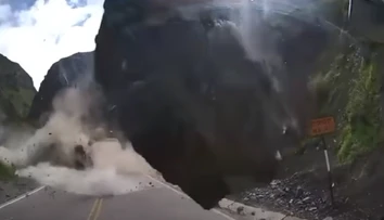 VIDEO: Rutinná jazda sa zmenila na boj o život. Kolónu áut v Peru zasypala skalná lavína
