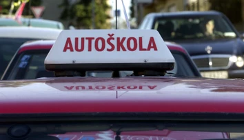 Chcú im uľahčiť štart do života. Mladým ľuďom z detských domovov bude štát preplácať vodičské preukazy