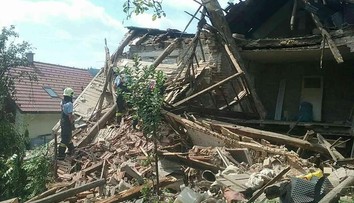 V Medzibrode sa zrútil dom. Jedna osoba tesne pred jeho pádom vyšla von