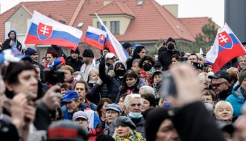 Vláda zrušila zákaz zhromažďovania