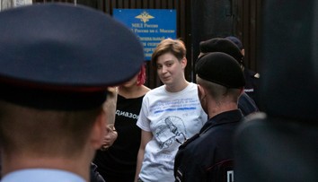 Na slobode iba pár sekúnd: Aktivistky Pussy Riot pred väznicou čakala opäť polícia