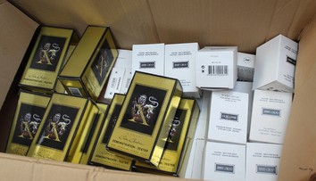 Zdá sa vám váš parfum akýsi slabý? Colníci zadržali v sklade v Bratislave tisícky falzifikátov