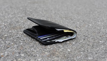 Muž našiel na ceste peňaženku bez dokladov. Na kontaktovanie majiteľa použil geniálny ťah