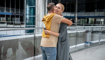 Letisko zaviedlo limit na rozlúčky: Emotívne objatia obmedzili na pár minút