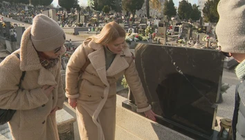 Séria bizarných situácií okolo rozbitého pomníka v Hlohovci. Záhadou je aj to, kto ho opäť zlepil