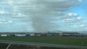 Armagedon na diaľnici D2. Vietor sa ukázal v plnej sile, z polí vysával prach a dvíhal ho do obrovských výšok