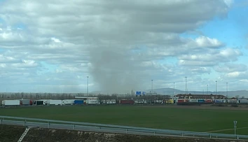 Armagedon na diaľnici D2. Vietor sa ukázal v plnej sile, z polí vysával prach a dvíhal ho do obrovských výšok