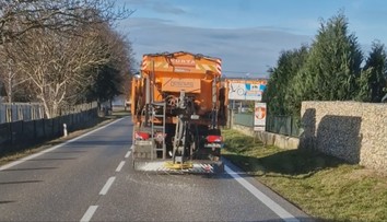 Internetom koluje bizarné video z juhu Slovenska. Cestári na ňom solia pri vysokej teplote