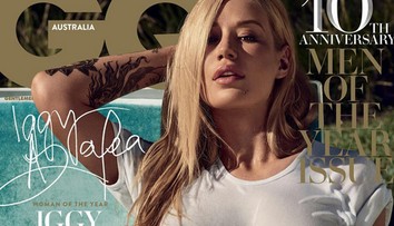 Povedali by ste, že toto sú silikóny? Iggy ako miss mokré tričko