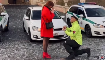 VIDEO: Silvestrovská služba so šťastným koncom. Policajt Maroš požiadal o ruku svoju lásku
